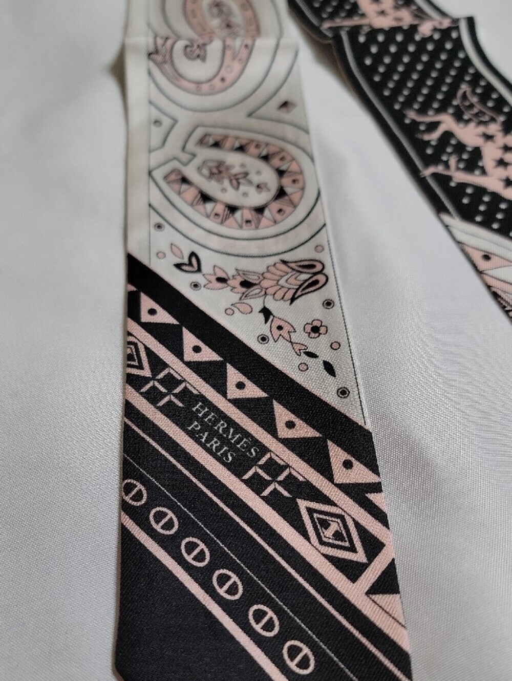 Hermes "Cheval De Coeur" Bandana Silk Twilly In Black,White, And Vieux Rose - Picture 2 of 4